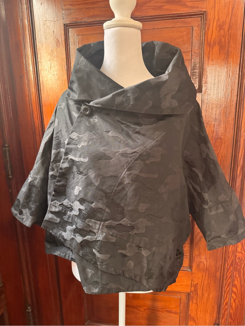 Sun Kim Ava Jacket – Black Camo – XS lagenlook